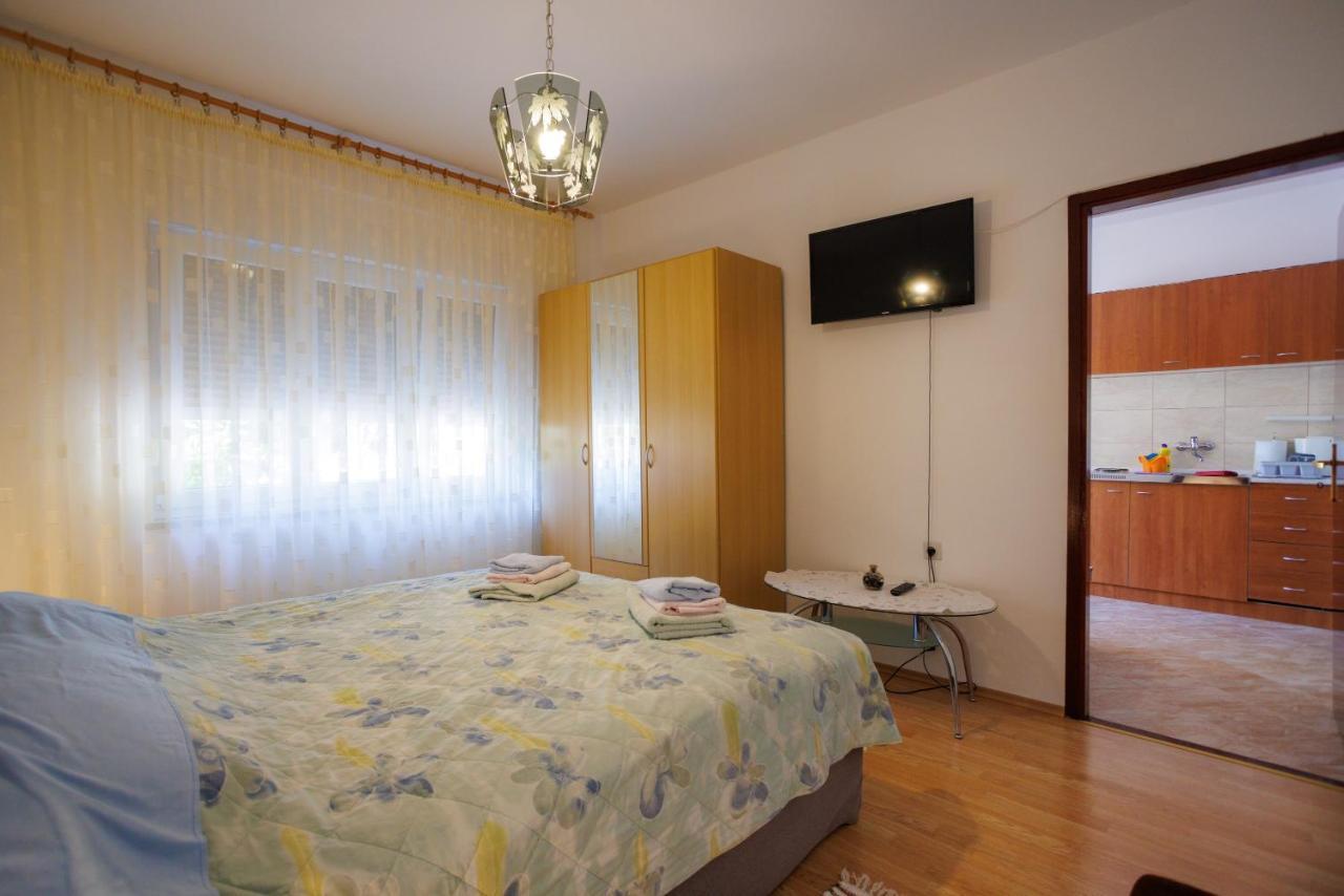 Apartment Studio Close To Sea Krk Town Buitenkant foto