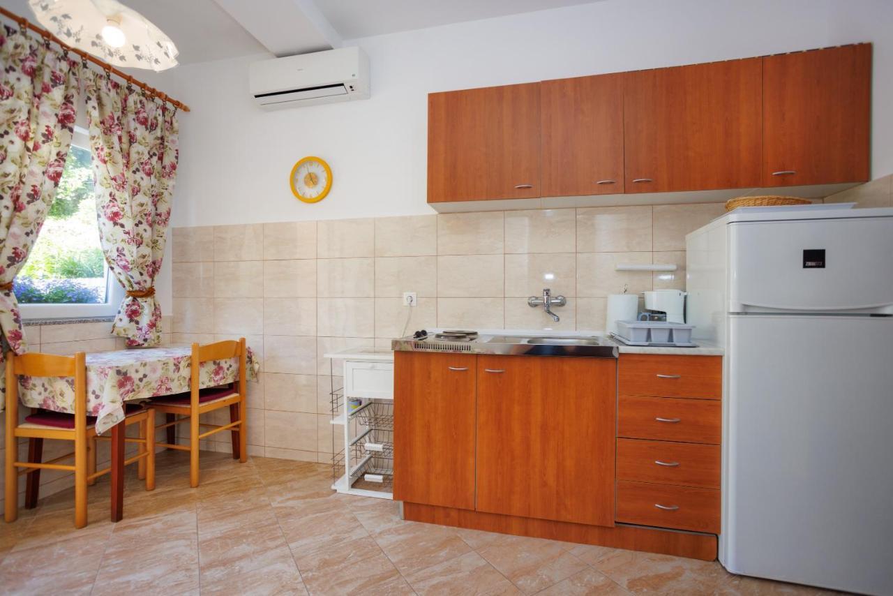 Apartment Studio Close To Sea Krk Town Buitenkant foto