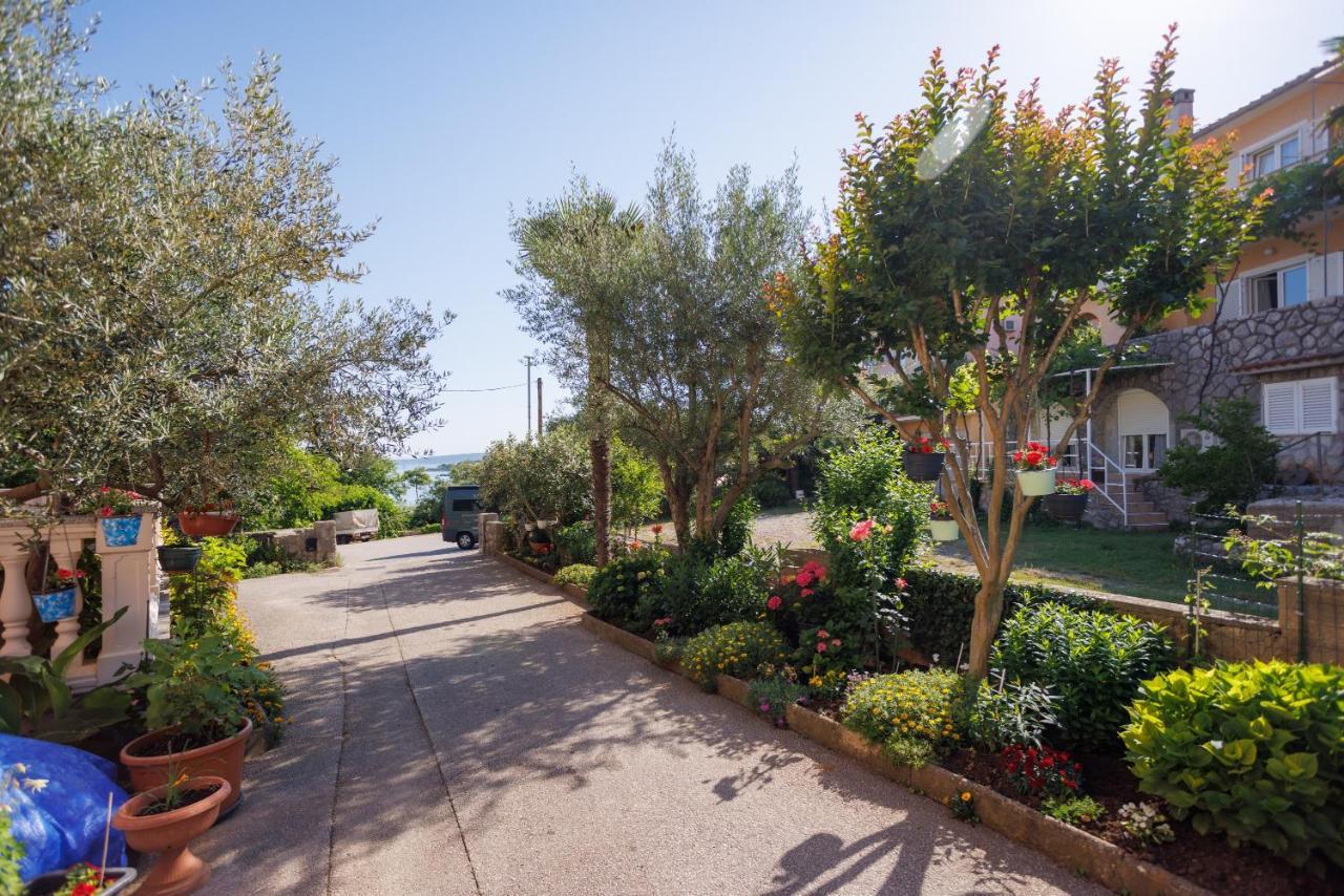 Apartment Studio Close To Sea Krk Town Buitenkant foto
